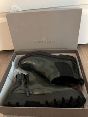 Franco Sarto  Stunning Patent Leather Chelsea Boots in Dark Green